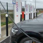 Audi e-tron en train de charger
