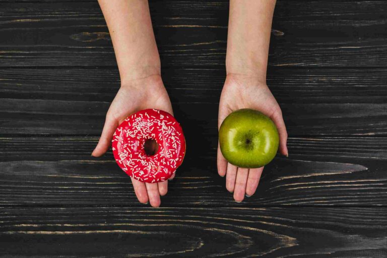 Deux mains proposant un donuts ou une pomme