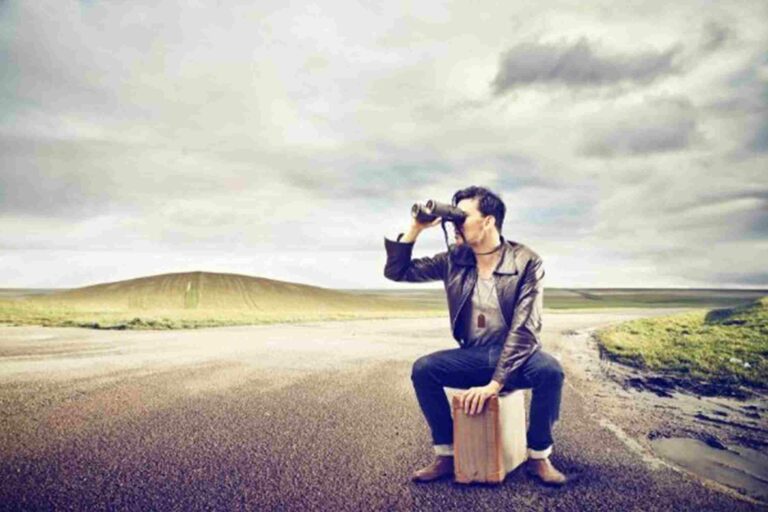 Vers une hausse des taux, des coûts des crédits et financement auto ? Homme sur une route surveillant avec des jumelles le taux et le cout des crédits