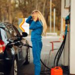 femme hésitant sur l'essence ou diesel