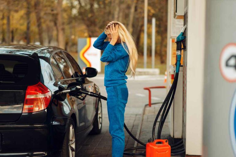femme hésitant sur l'essence ou diesel